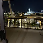 Elegant Apartment With Balcony Lake View And Pool Access