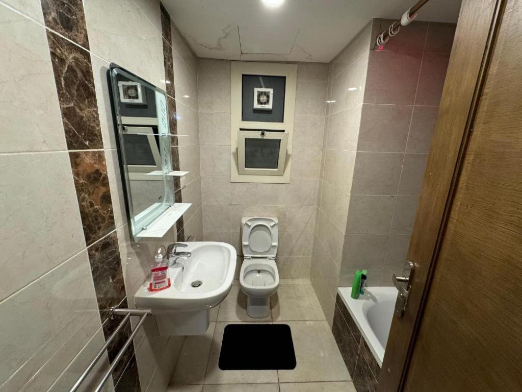 Elegant With Balcony View And Pool Access *