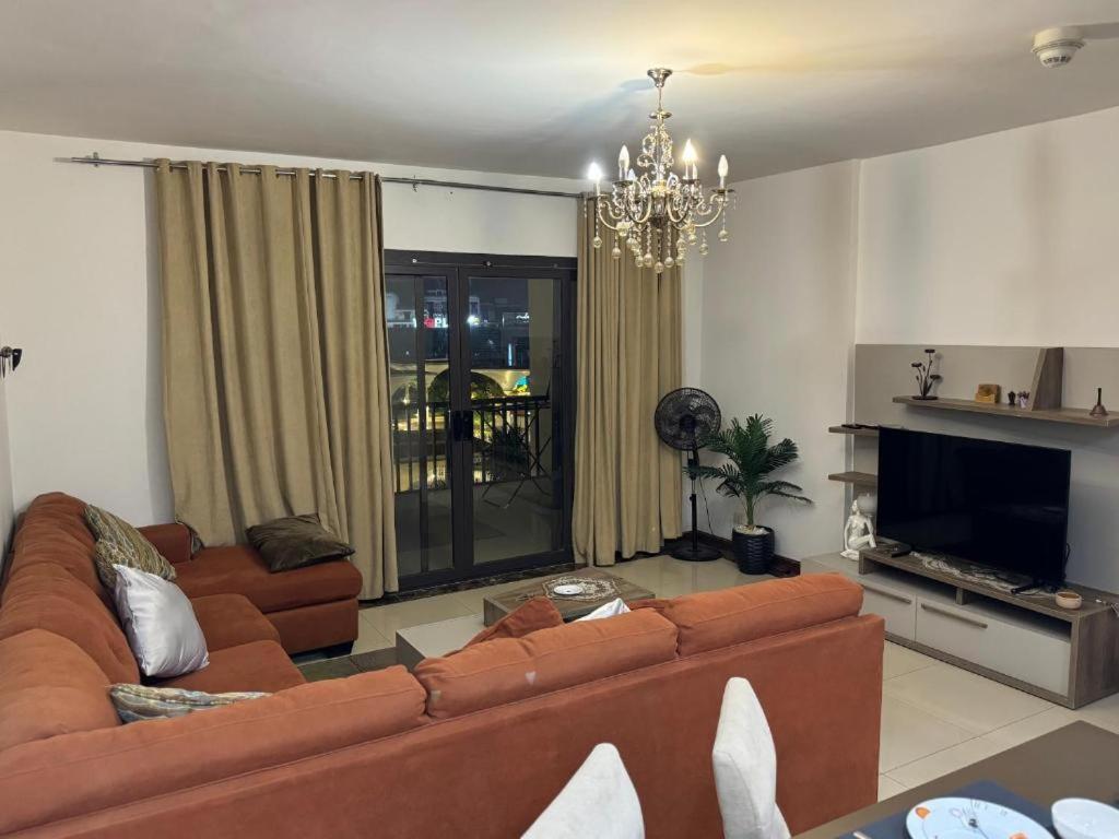 Elegant With Balcony View And Pool Access Apartment