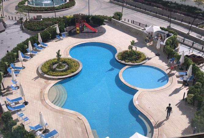 Elegant With Balcony View And Pool Access *