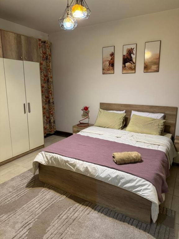 Elegant With Balcony View And Pool Access Apartment